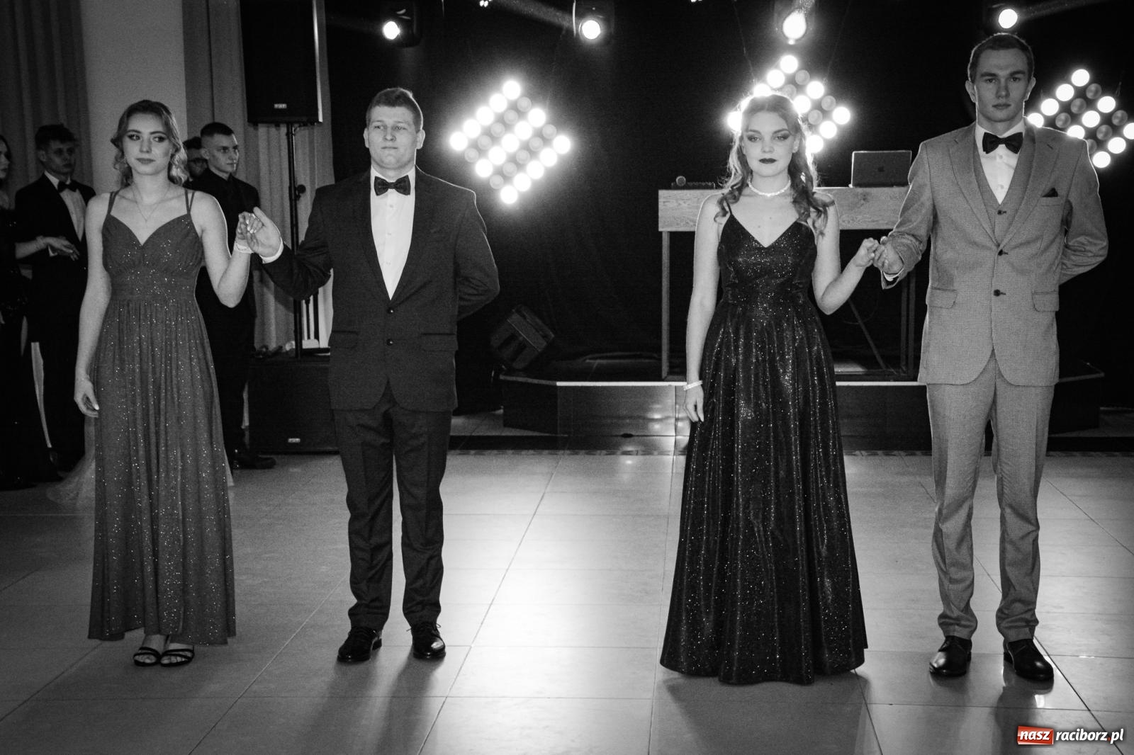 Zdjęcie w galerii na portalu naszraciborz.pl: Maturzyści z ZSOMS Racibórz rozpoczęli sezon studniówkowy w powiecie raciborskim [FOTO i WIDEO] wiadomości z regionu