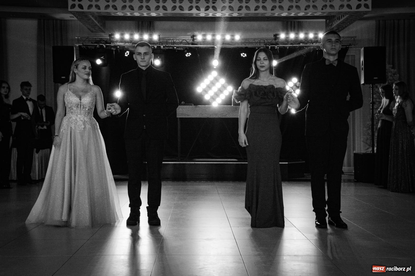 Zdjęcie w galerii na portalu naszraciborz.pl: Maturzyści z ZSOMS Racibórz rozpoczęli sezon studniówkowy w powiecie raciborskim [FOTO i WIDEO] wiadomości z regionu