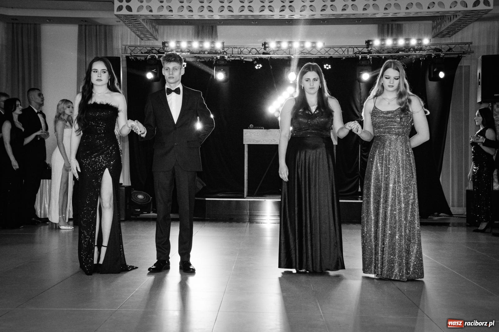 Zdjęcie w galerii na portalu naszraciborz.pl: Maturzyści z ZSOMS Racibórz rozpoczęli sezon studniówkowy w powiecie raciborskim [FOTO i WIDEO] wiadomości z regionu