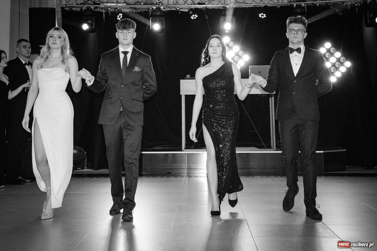 Zdjęcie w galerii na portalu naszraciborz.pl: Maturzyści z ZSOMS Racibórz rozpoczęli sezon studniówkowy w powiecie raciborskim [FOTO i WIDEO] wiadomości z regionu