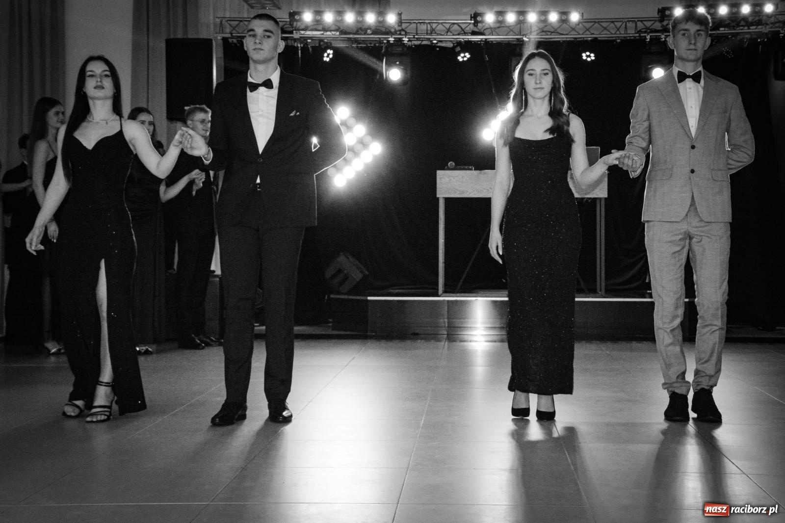 Zdjęcie w galerii na portalu naszraciborz.pl: Maturzyści z ZSOMS Racibórz rozpoczęli sezon studniówkowy w powiecie raciborskim [FOTO i WIDEO] wiadomości z regionu