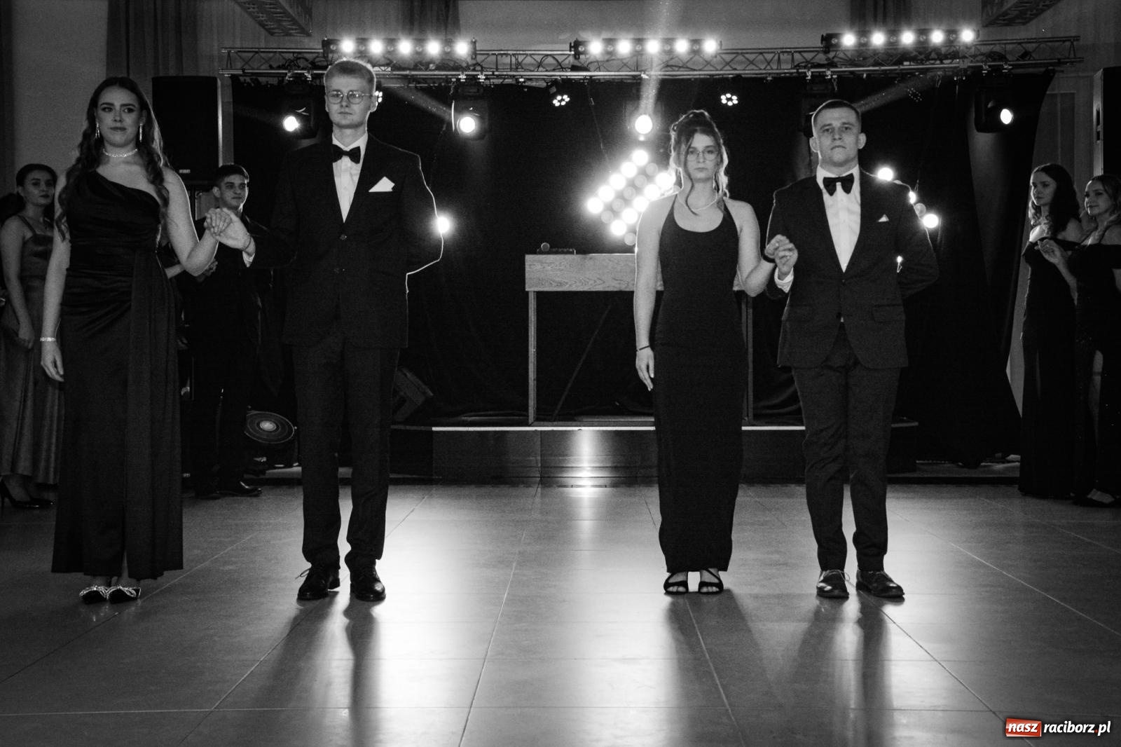 Zdjęcie w galerii na portalu naszraciborz.pl: Maturzyści z ZSOMS Racibórz rozpoczęli sezon studniówkowy w powiecie raciborskim [FOTO i WIDEO] wiadomości z regionu