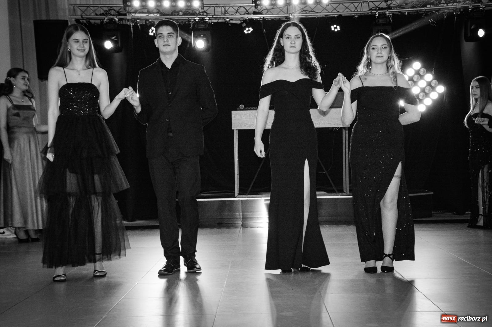 Zdjęcie w galerii na portalu naszraciborz.pl: Maturzyści z ZSOMS Racibórz rozpoczęli sezon studniówkowy w powiecie raciborskim [FOTO i WIDEO] wiadomości z regionu