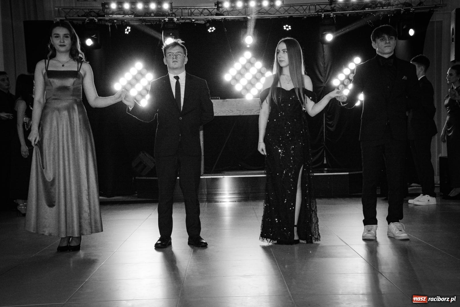 Zdjęcie w galerii na portalu naszraciborz.pl: Maturzyści z ZSOMS Racibórz rozpoczęli sezon studniówkowy w powiecie raciborskim [FOTO i WIDEO] wiadomości z regionu