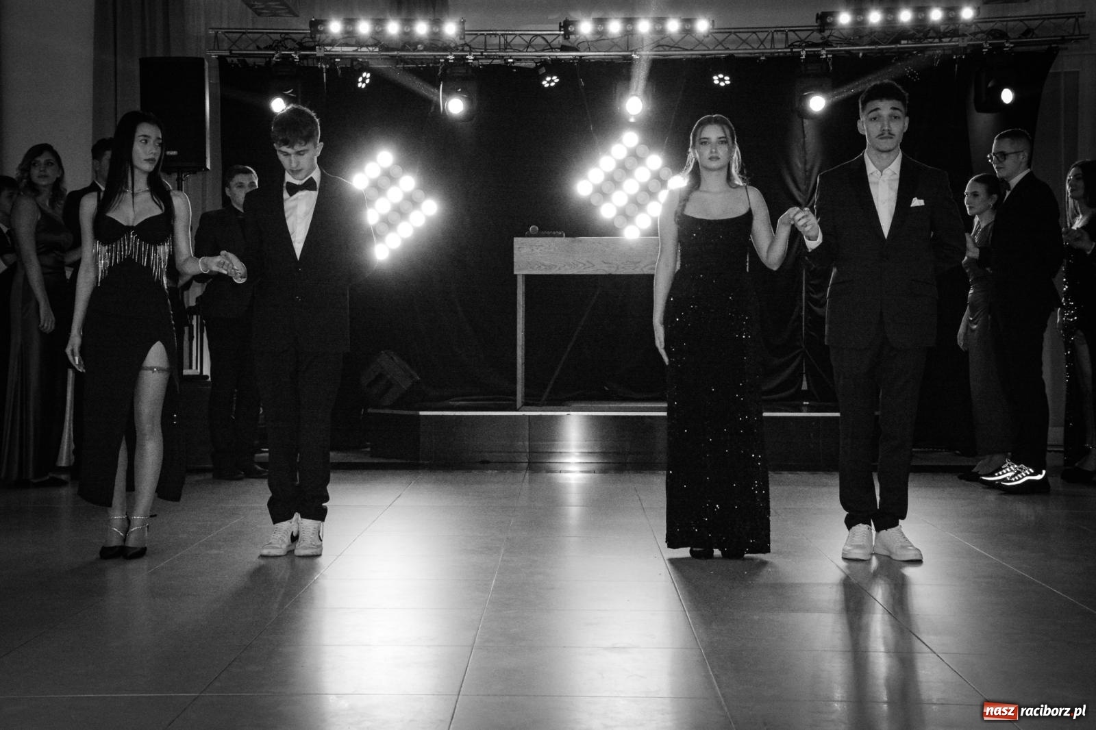 Zdjęcie w galerii na portalu naszraciborz.pl: Maturzyści z ZSOMS Racibórz rozpoczęli sezon studniówkowy w powiecie raciborskim [FOTO i WIDEO] wiadomości z regionu