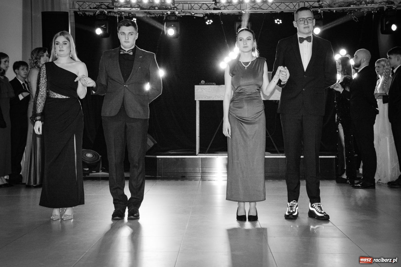 Zdjęcie w galerii na portalu naszraciborz.pl: Maturzyści z ZSOMS Racibórz rozpoczęli sezon studniówkowy w powiecie raciborskim [FOTO i WIDEO] wiadomości z regionu