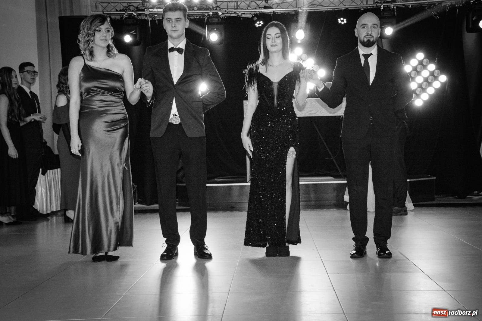 Zdjęcie w galerii na portalu naszraciborz.pl: Maturzyści z ZSOMS Racibórz rozpoczęli sezon studniówkowy w powiecie raciborskim [FOTO i WIDEO] wiadomości z regionu