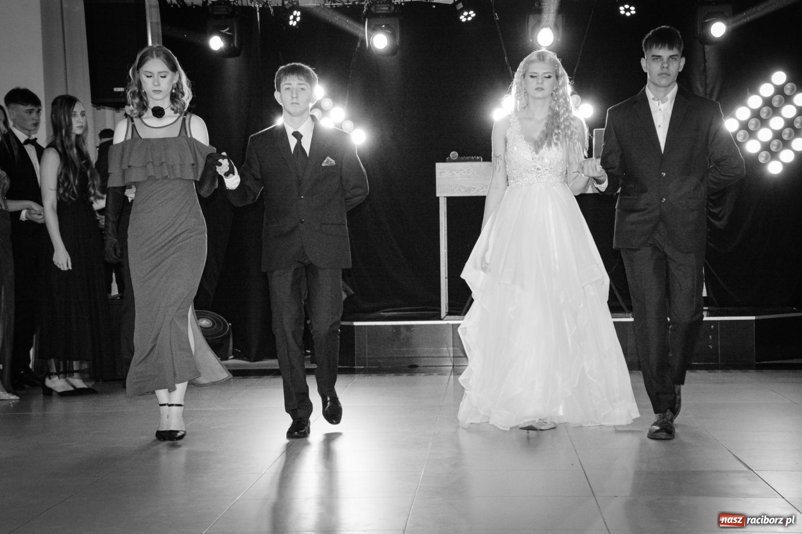 Zdjęcie w galerii na portalu naszraciborz.pl: Maturzyści z ZSOMS Racibórz rozpoczęli sezon studniówkowy w powiecie raciborskim [FOTO i WIDEO] wiadomości z regionu