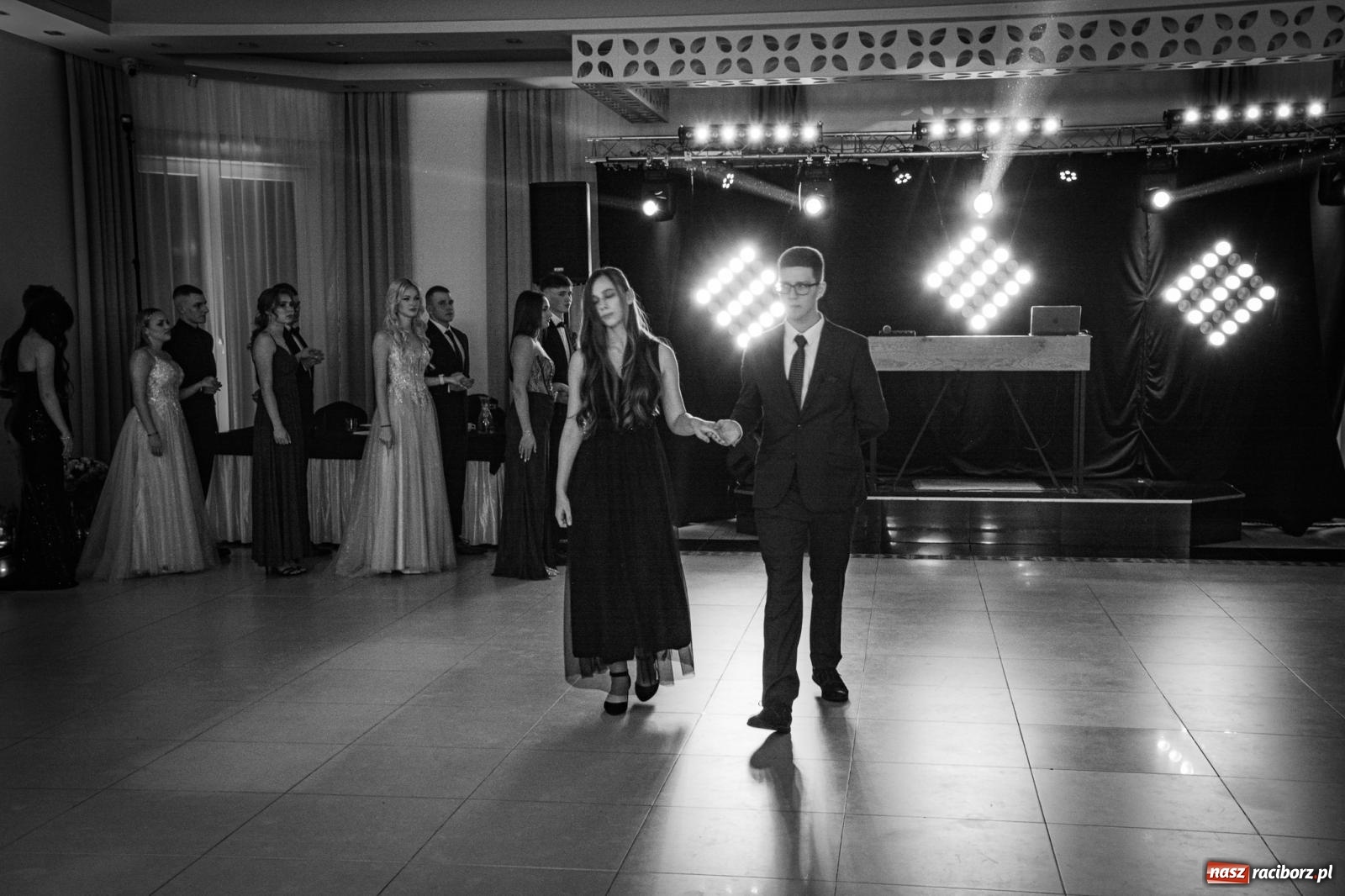 Zdjęcie w galerii na portalu naszraciborz.pl: Maturzyści z ZSOMS Racibórz rozpoczęli sezon studniówkowy w powiecie raciborskim [FOTO i WIDEO] wiadomości z regionu