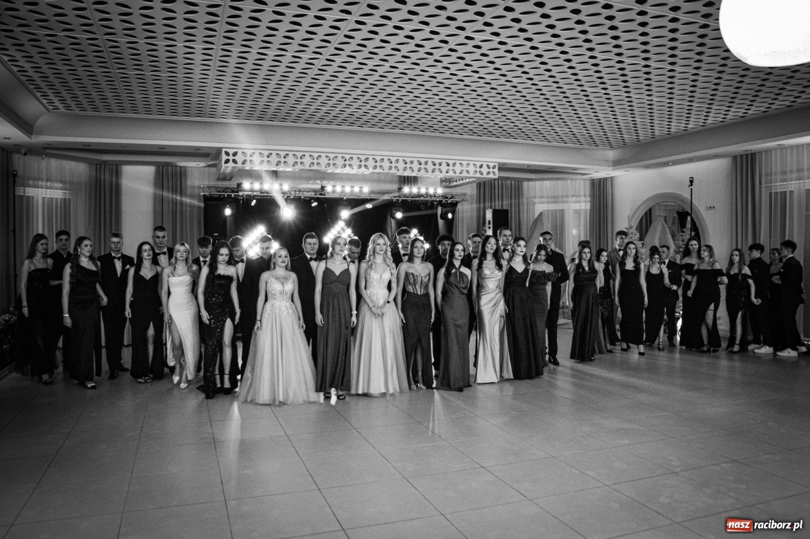 Zdjęcie w galerii na portalu naszraciborz.pl: Maturzyści z ZSOMS Racibórz rozpoczęli sezon studniówkowy w powiecie raciborskim [FOTO i WIDEO] wiadomości z regionu