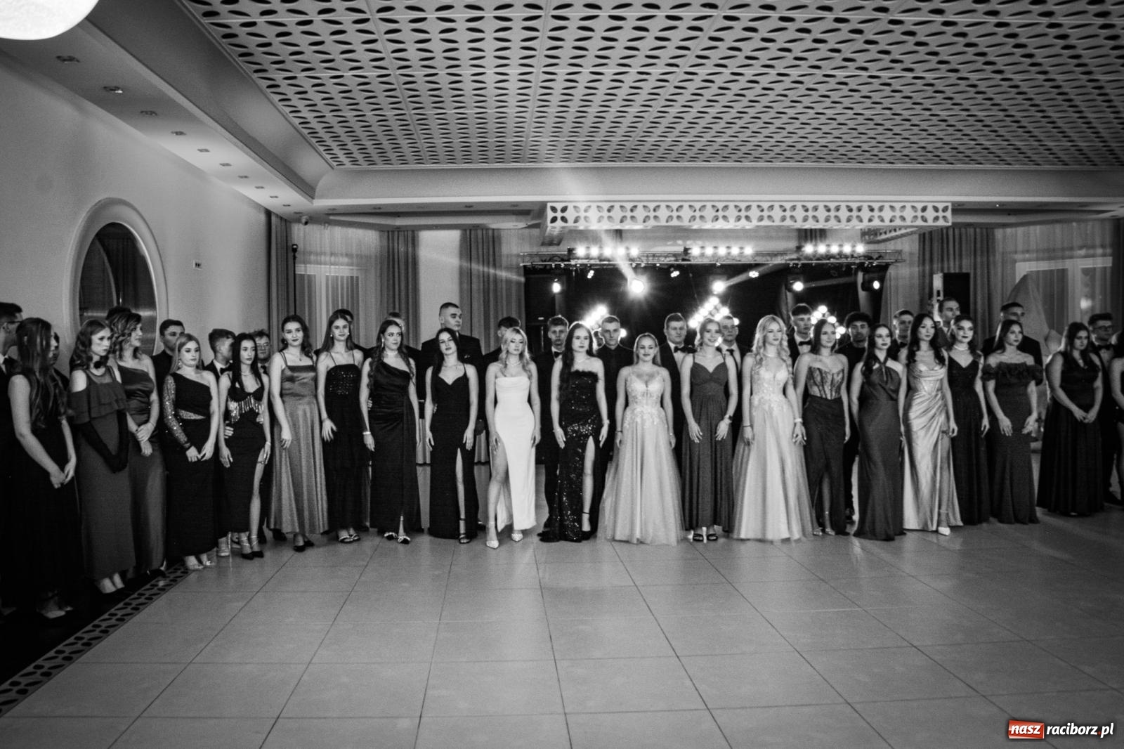 Zdjęcie w galerii na portalu naszraciborz.pl: Maturzyści z ZSOMS Racibórz rozpoczęli sezon studniówkowy w powiecie raciborskim [FOTO i WIDEO] wiadomości z regionu