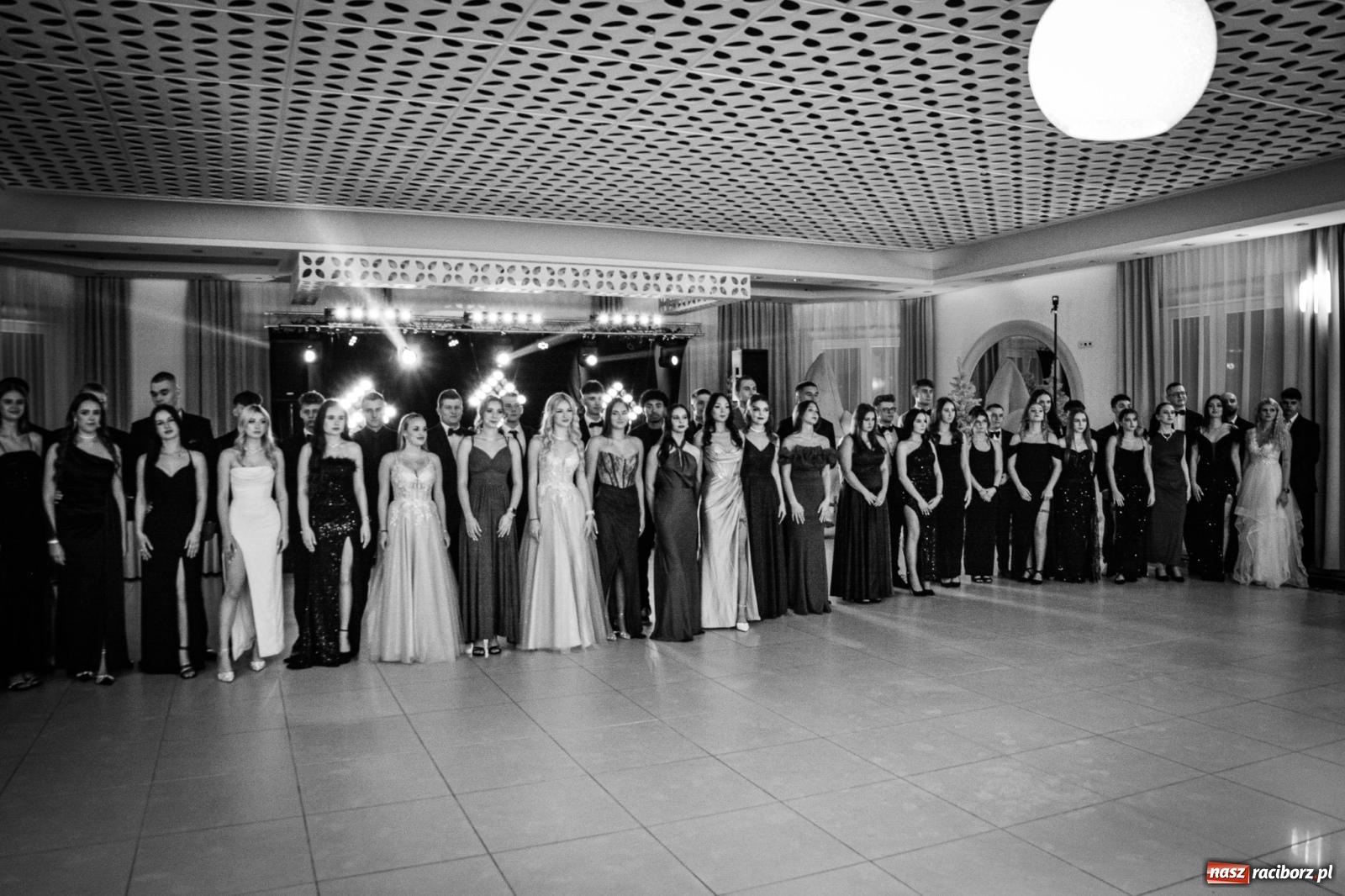 Zdjęcie w galerii na portalu naszraciborz.pl: Maturzyści z ZSOMS Racibórz rozpoczęli sezon studniówkowy w powiecie raciborskim [FOTO i WIDEO] wiadomości z regionu