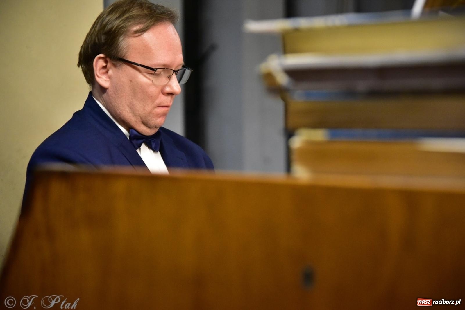 Zdjęcie w galerii na portalu naszraciborz.pl: Koncert kolęd i pastorałek w farnym – muzyczna uczta w Raciborzu wiadomości z regionu