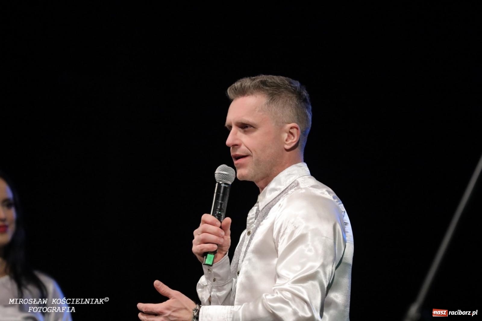 Zdjęcie w galerii na portalu naszraciborz.pl: Tłumy na widowisku Mamma Mia w Raciborskim Centrum Kultury! wiadomości z regionu