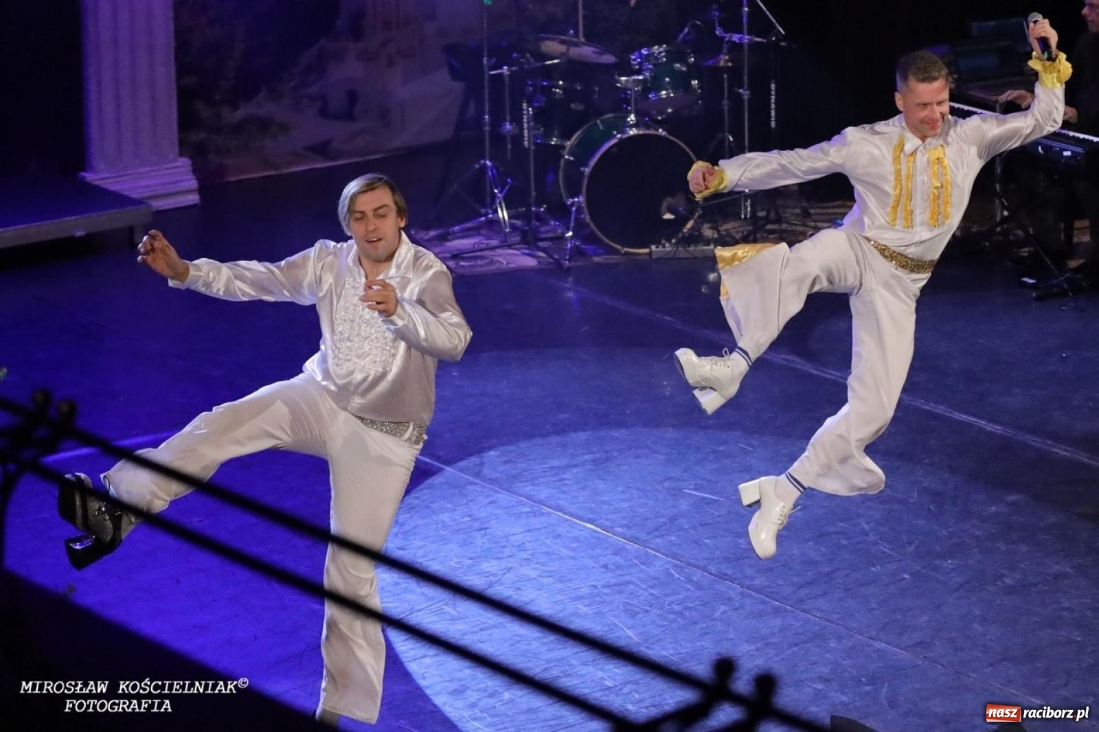 Zdjęcie w galerii na portalu naszraciborz.pl: Tłumy na widowisku Mamma Mia w Raciborskim Centrum Kultury! wiadomości z regionu
