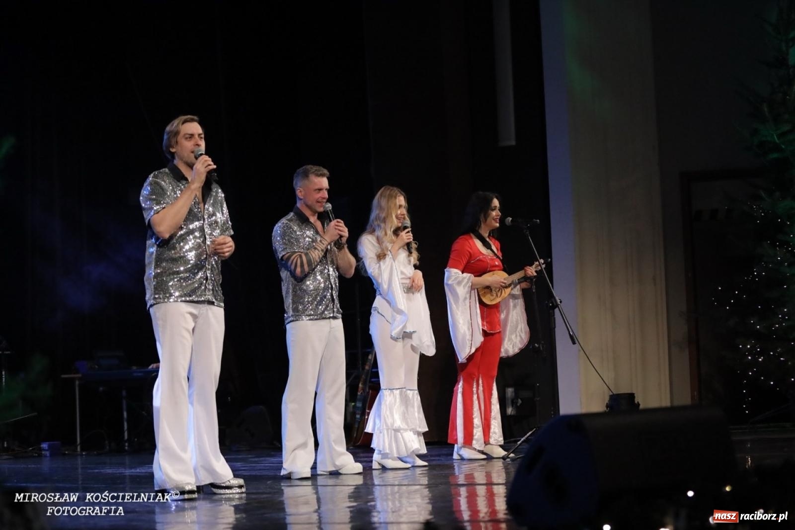 Zdjęcie w galerii na portalu naszraciborz.pl: Tłumy na widowisku Mamma Mia w Raciborskim Centrum Kultury! wiadomości z regionu