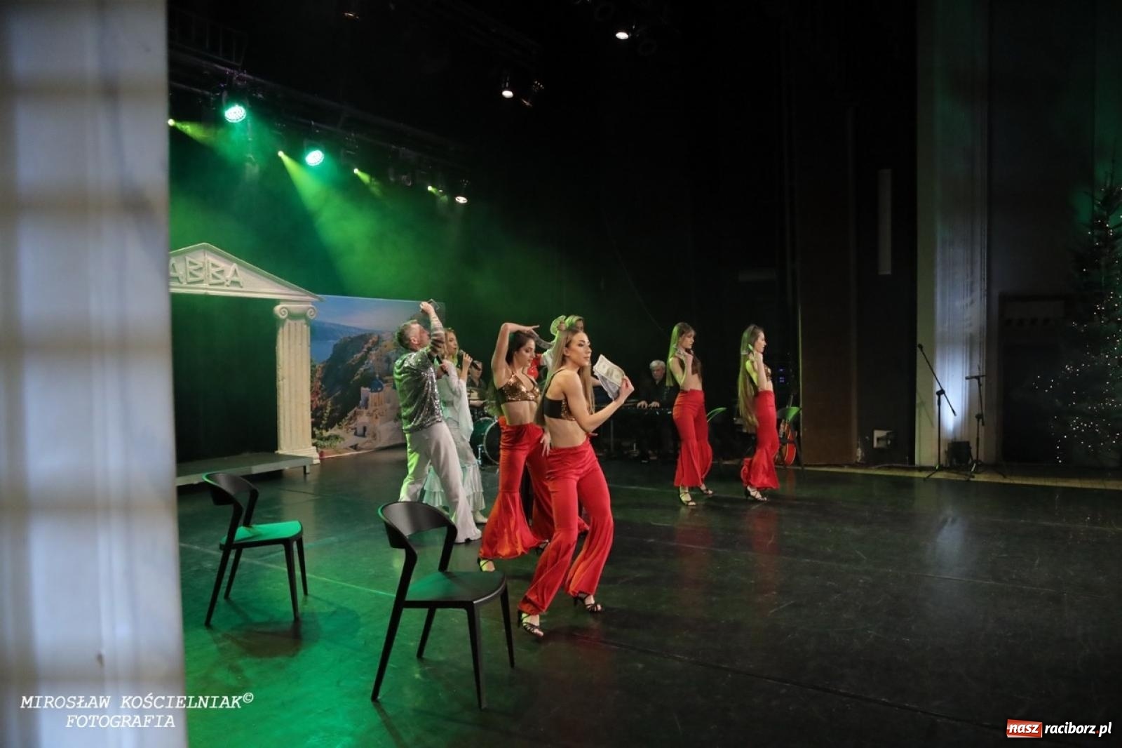 Zdjęcie w galerii na portalu naszraciborz.pl: Tłumy na widowisku Mamma Mia w Raciborskim Centrum Kultury! wiadomości z regionu