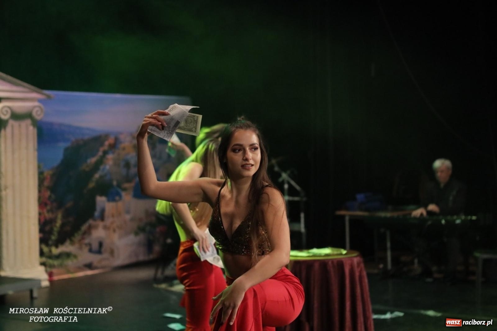 Zdjęcie w galerii na portalu naszraciborz.pl: Tłumy na widowisku Mamma Mia w Raciborskim Centrum Kultury! wiadomości z regionu