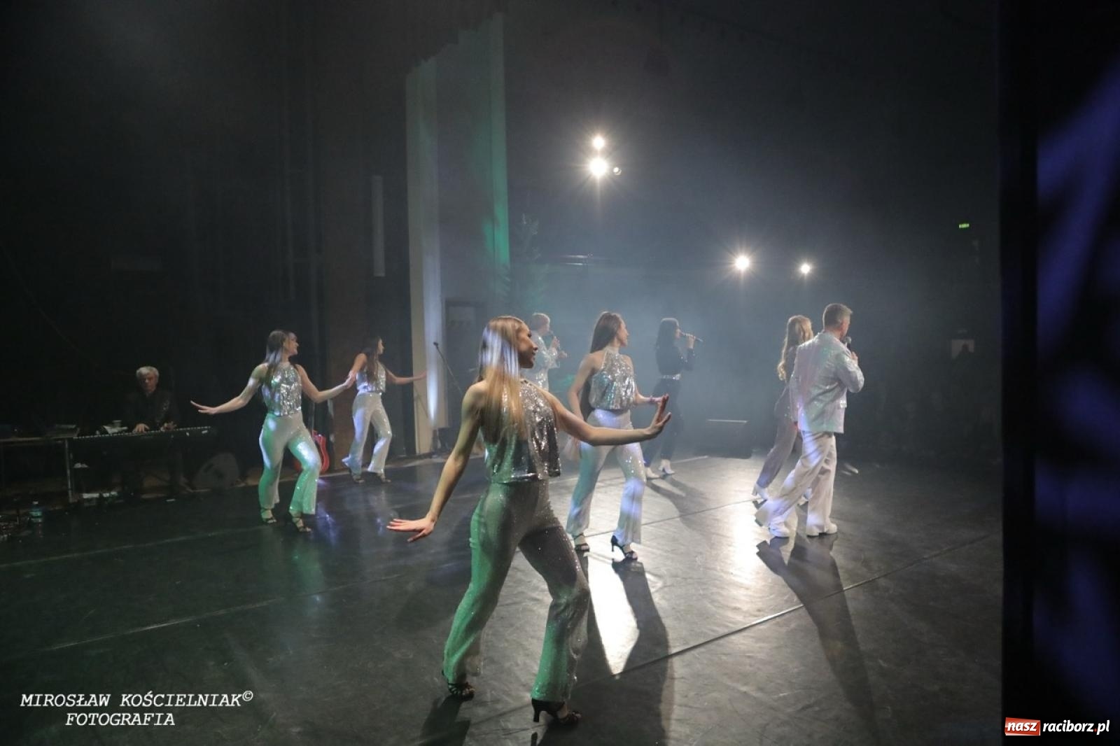 Zdjęcie w galerii na portalu naszraciborz.pl: Tłumy na widowisku Mamma Mia w Raciborskim Centrum Kultury! wiadomości z regionu