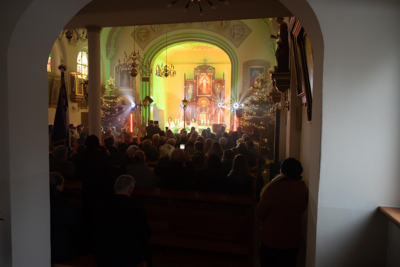 Zdjęcie w galerii na portalu naszraciborz.pl: Kolędy i jubileusz – wyjątkowy koncert w 100-letnim kościele w Owsiszczach wiadomości z regionu