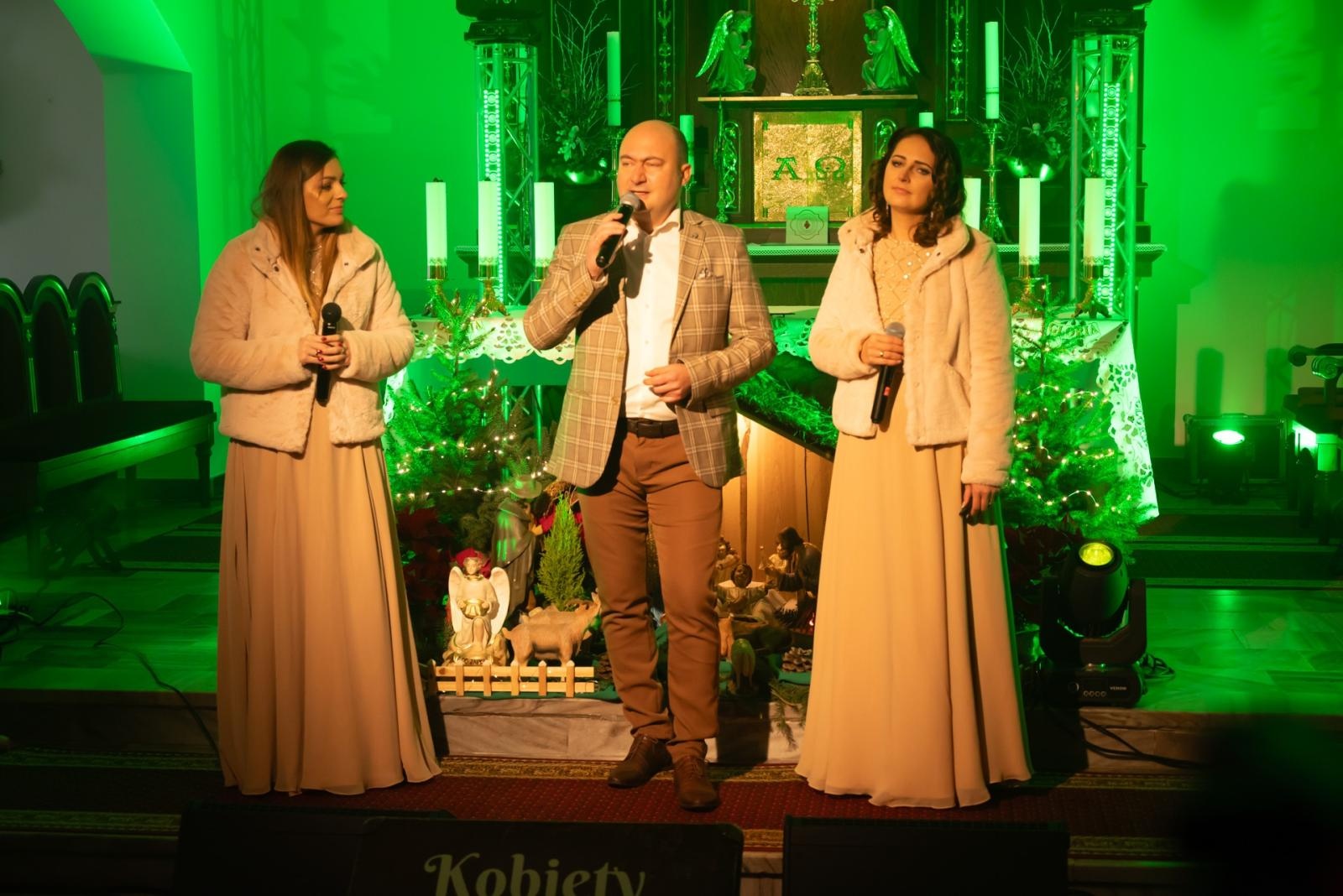 Zdjęcie w galerii na portalu naszraciborz.pl: Kolędy i jubileusz – wyjątkowy koncert w 100-letnim kościele w Owsiszczach wiadomości z regionu