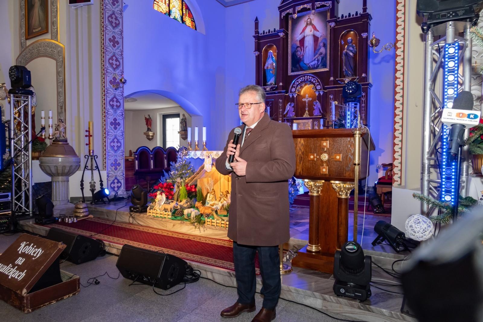 Zdjęcie w galerii na portalu naszraciborz.pl: Kolędy i jubileusz – wyjątkowy koncert w 100-letnim kościele w Owsiszczach wiadomości z regionu