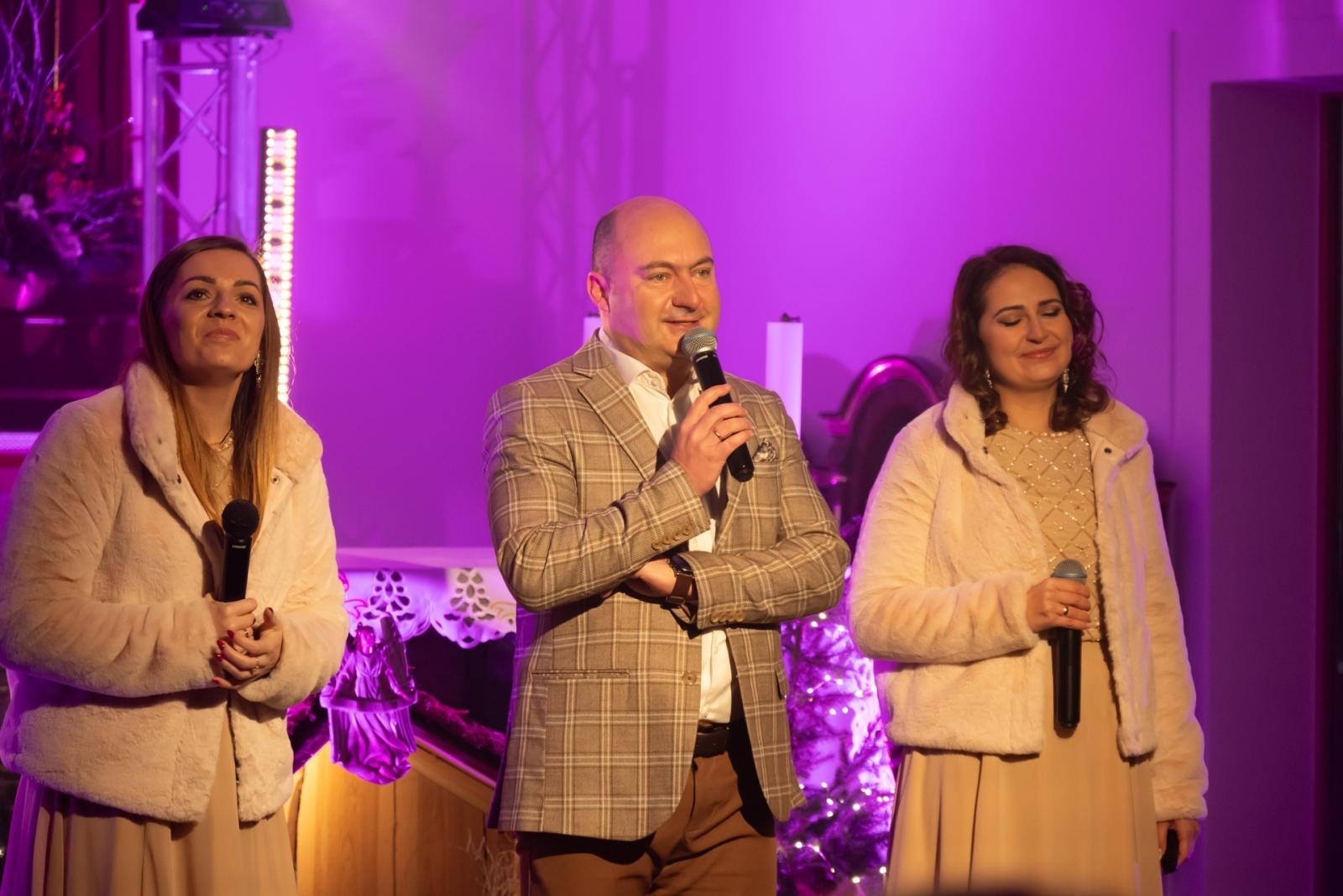 Zdjęcie w galerii na portalu naszraciborz.pl: Kolędy i jubileusz – wyjątkowy koncert w 100-letnim kościele w Owsiszczach wiadomości z regionu