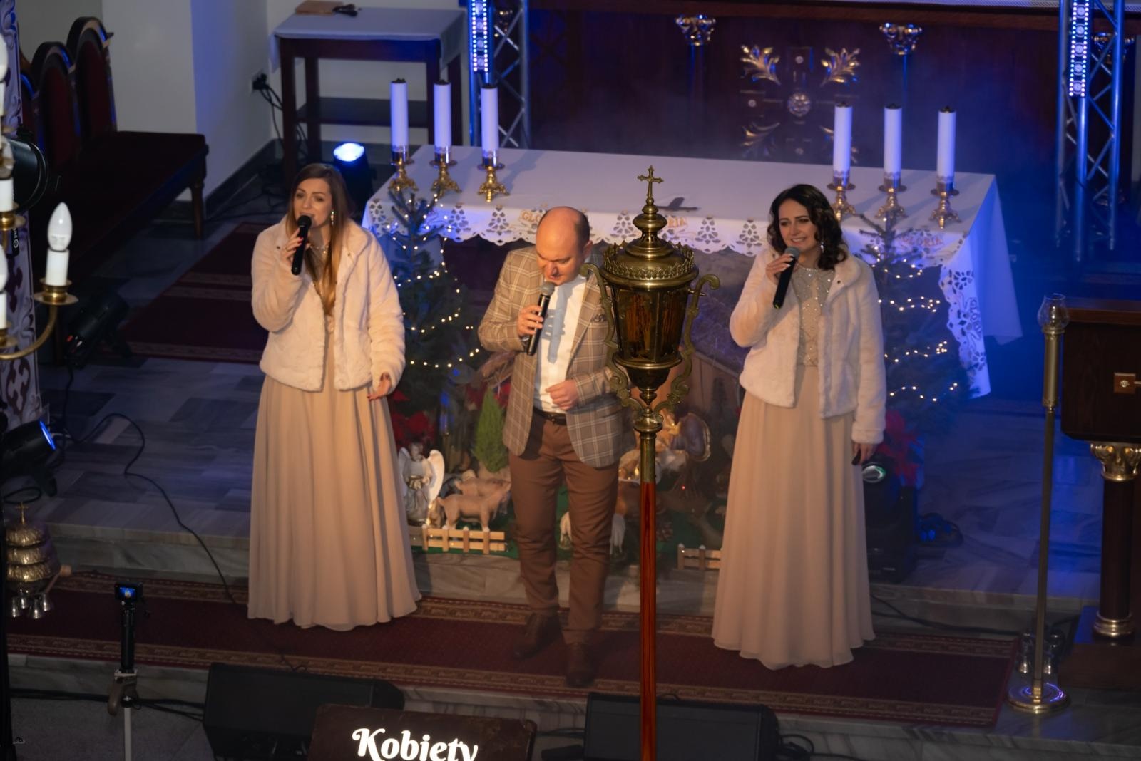 Zdjęcie w galerii na portalu naszraciborz.pl: Kolędy i jubileusz – wyjątkowy koncert w 100-letnim kościele w Owsiszczach wiadomości z regionu