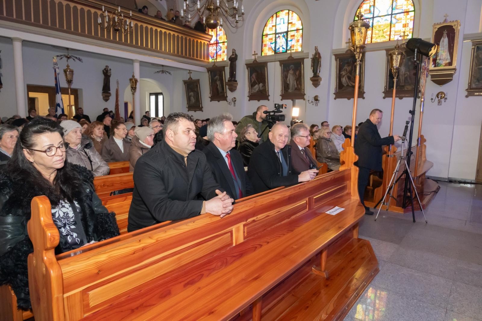 Zdjęcie w galerii na portalu naszraciborz.pl: Kolędy i jubileusz – wyjątkowy koncert w 100-letnim kościele w Owsiszczach wiadomości z regionu