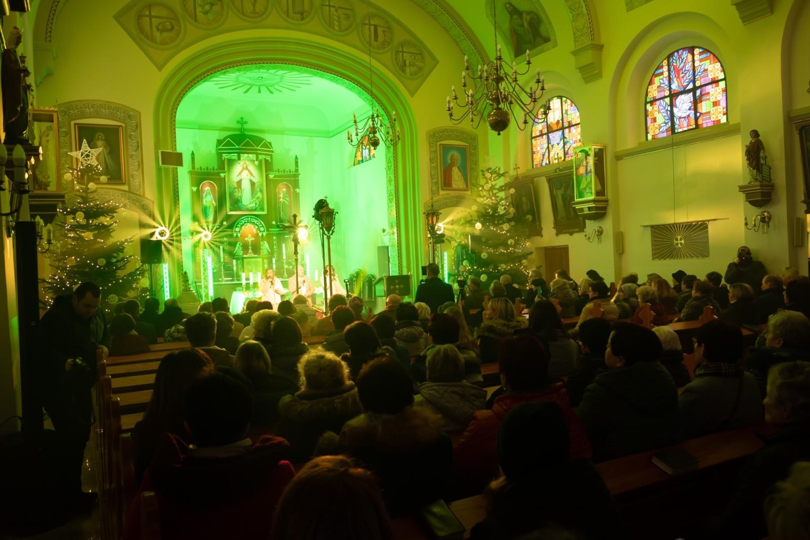 Zdjęcie w galerii na portalu naszraciborz.pl: Kolędy i jubileusz – wyjątkowy koncert w 100-letnim kościele w Owsiszczach wiadomości z regionu