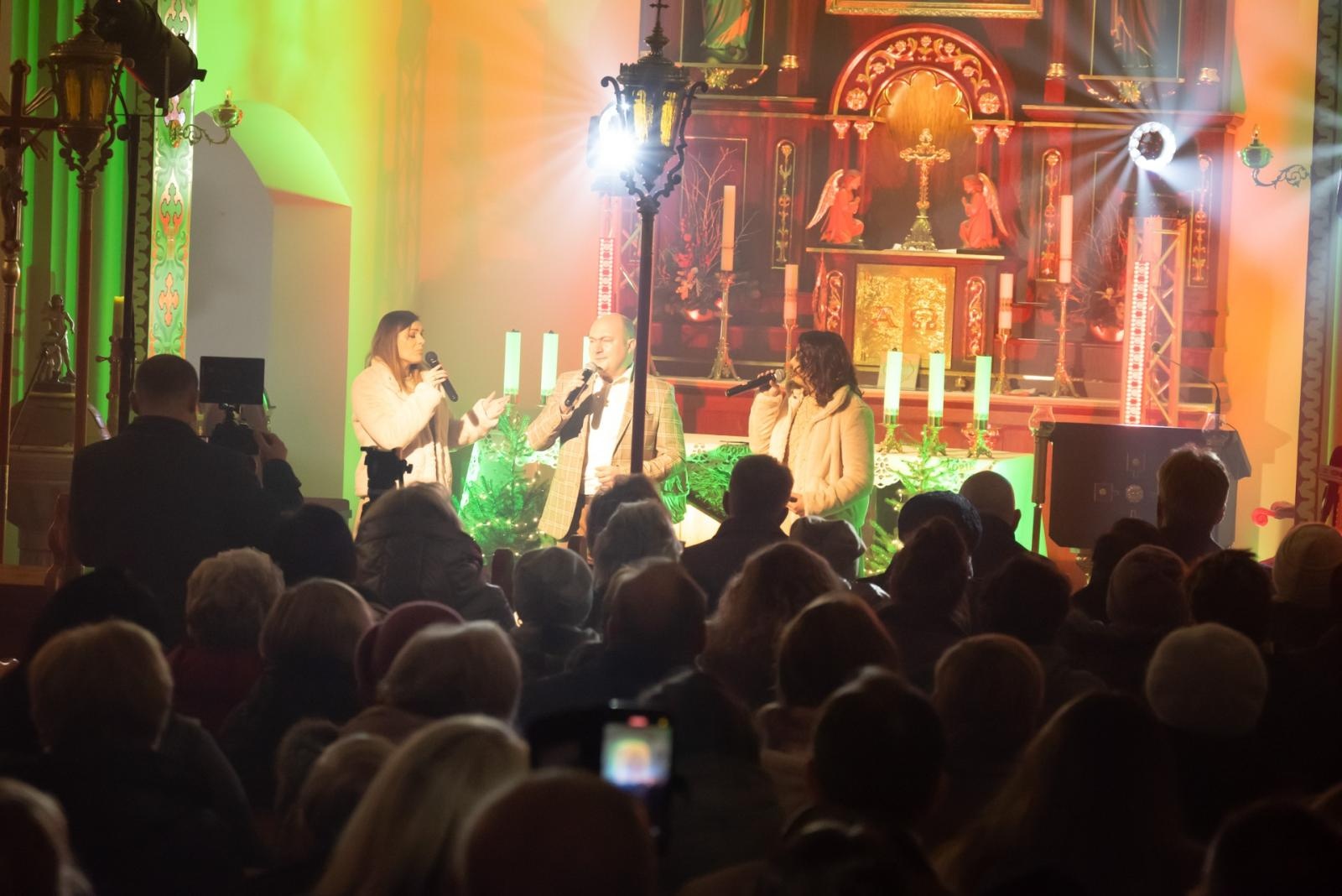 Zdjęcie w galerii na portalu naszraciborz.pl: Kolędy i jubileusz – wyjątkowy koncert w 100-letnim kościele w Owsiszczach wiadomości z regionu