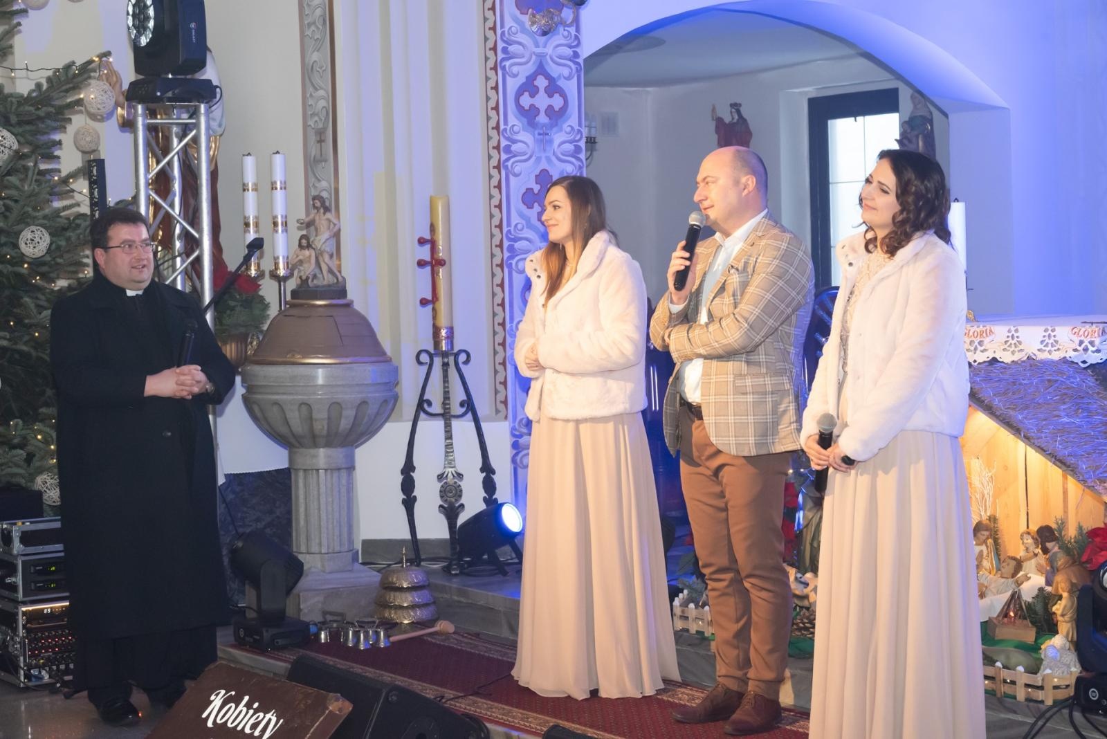 Zdjęcie w galerii na portalu naszraciborz.pl: Kolędy i jubileusz – wyjątkowy koncert w 100-letnim kościele w Owsiszczach wiadomości z regionu