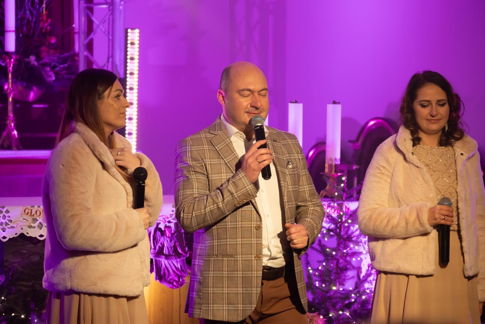 Zdjęcie w galerii na portalu naszraciborz.pl: Kolędy i jubileusz – wyjątkowy koncert w 100-letnim kościele w Owsiszczach wiadomości z regionu