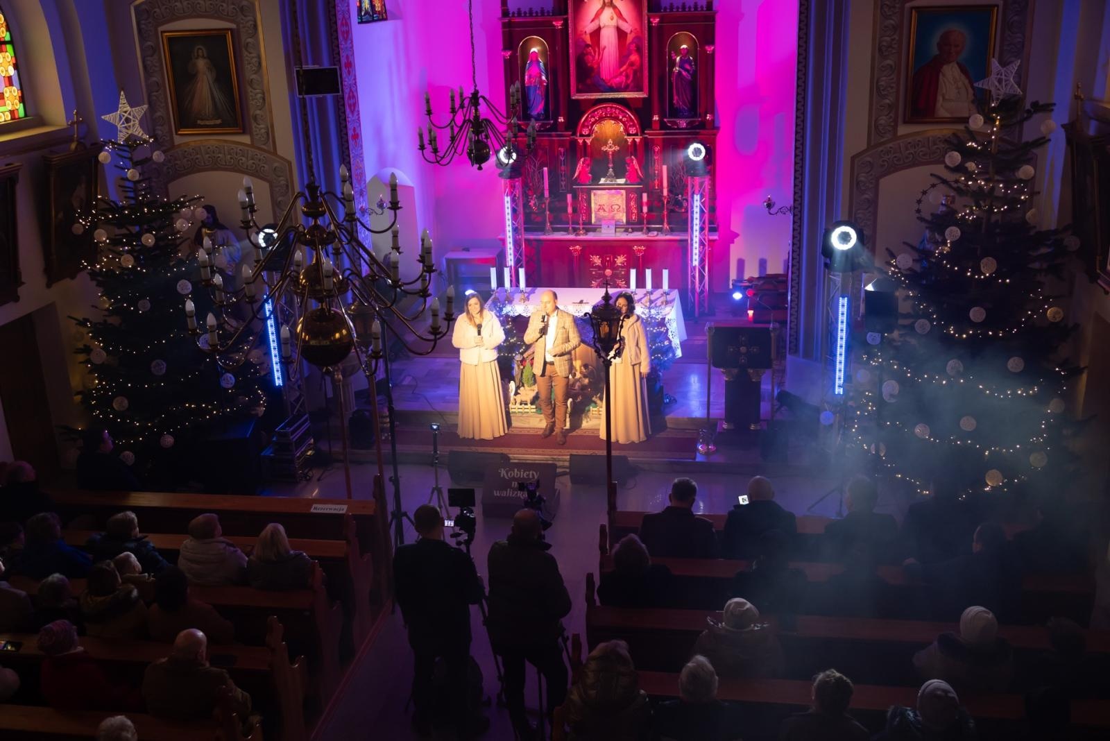 Zdjęcie w galerii na portalu naszraciborz.pl: Kolędy i jubileusz – wyjątkowy koncert w 100-letnim kościele w Owsiszczach wiadomości z regionu