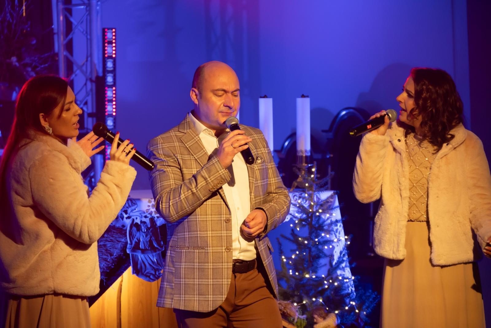 Zdjęcie w galerii na portalu naszraciborz.pl: Kolędy i jubileusz – wyjątkowy koncert w 100-letnim kościele w Owsiszczach wiadomości z regionu