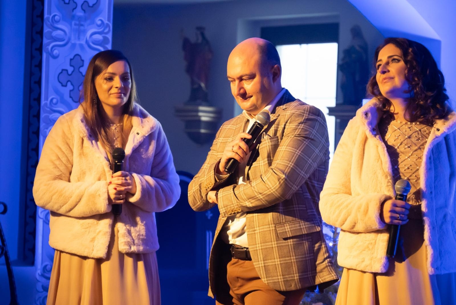 Zdjęcie w galerii na portalu naszraciborz.pl: Kolędy i jubileusz – wyjątkowy koncert w 100-letnim kościele w Owsiszczach wiadomości z regionu