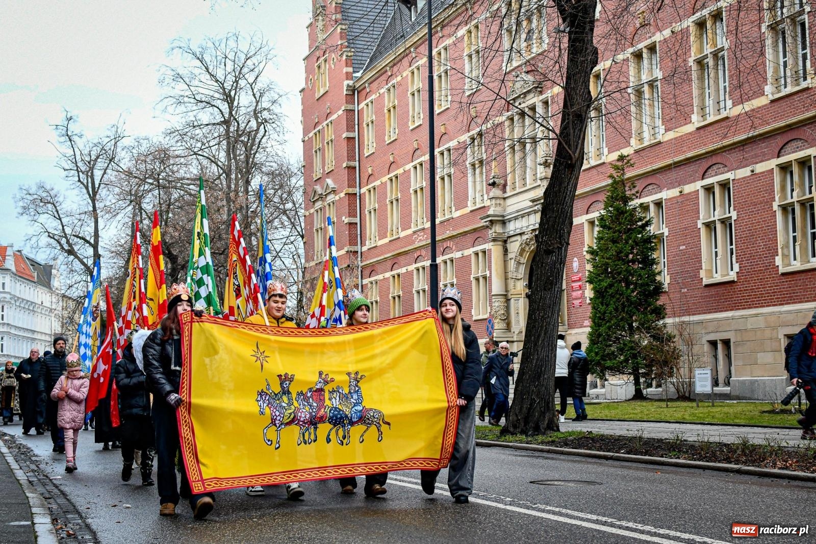 Zdjęcie w galerii na portalu naszraciborz.pl: Raciborski Orszak Trzech Króli przeszedł ulicami miasta [FOTO i WIDEO] wiadomości z regionu