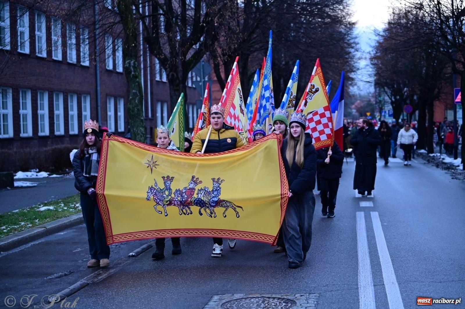 Zdjęcie w galerii na portalu naszraciborz.pl: Raciborski Orszak Trzech Króli przeszedł ulicami miasta [FOTO i WIDEO] wiadomości z regionu
