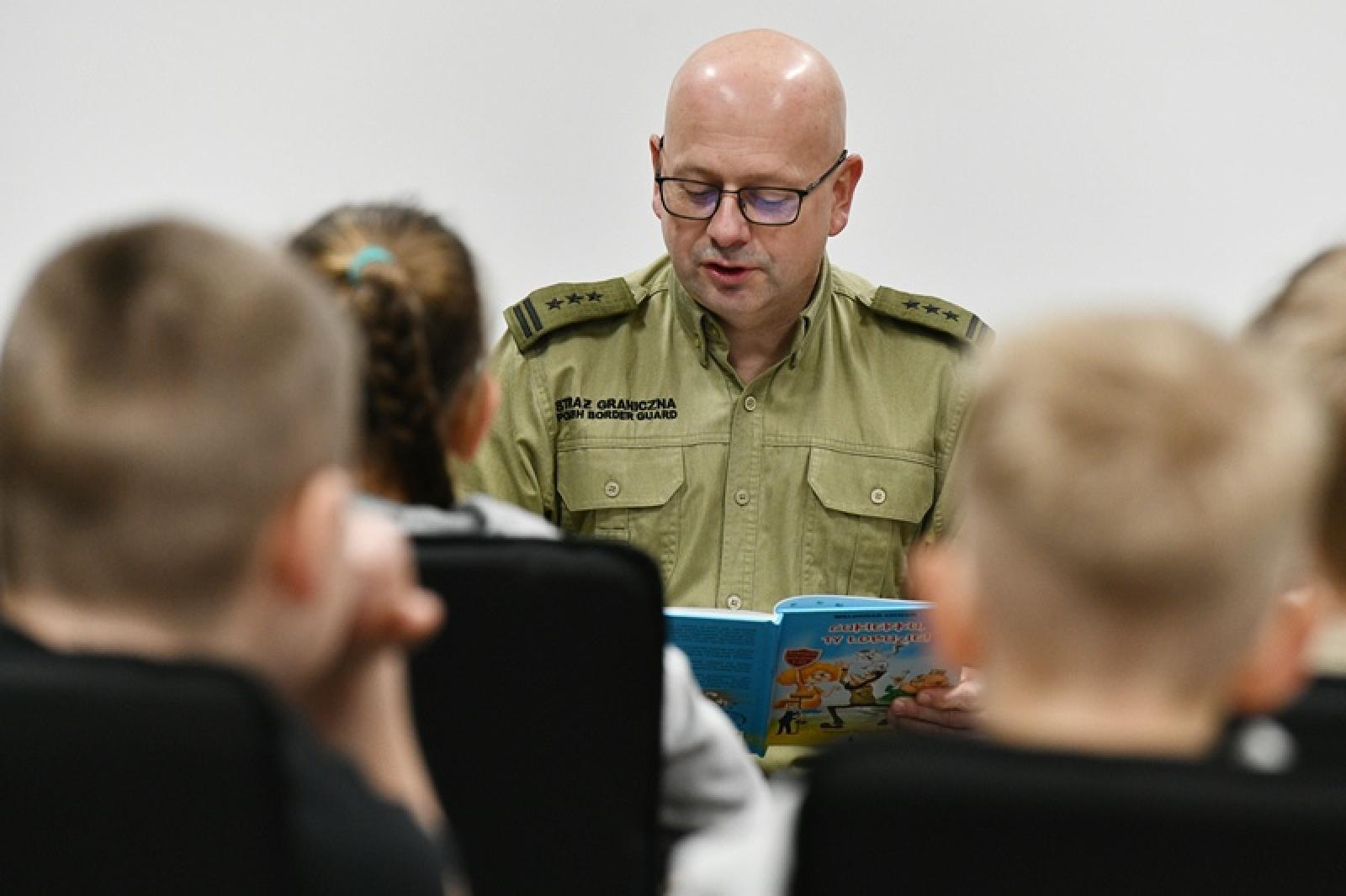 Zdjęcie w galerii na portalu naszraciborz.pl: Czytamy dzieciom w Śląskim Oddziale Straży Granicznej wiadomości z regionu
