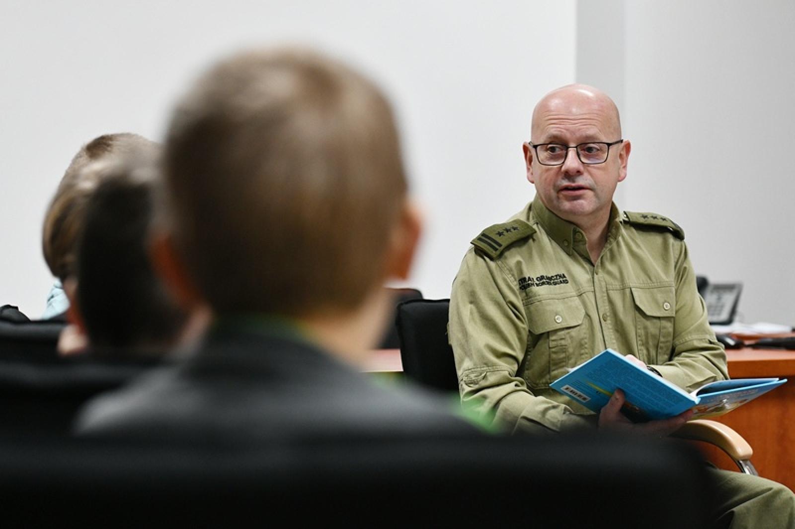 Zdjęcie w galerii na portalu naszraciborz.pl: Czytamy dzieciom w Śląskim Oddziale Straży Granicznej wiadomości z regionu