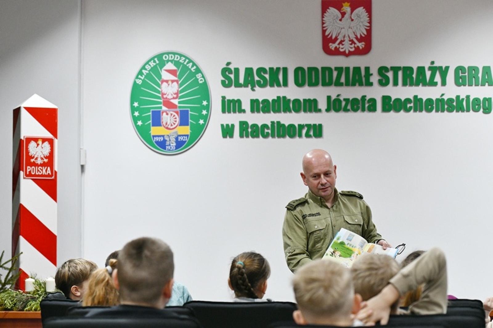 Zdjęcie w galerii na portalu naszraciborz.pl: Czytamy dzieciom w Śląskim Oddziale Straży Granicznej wiadomości z regionu