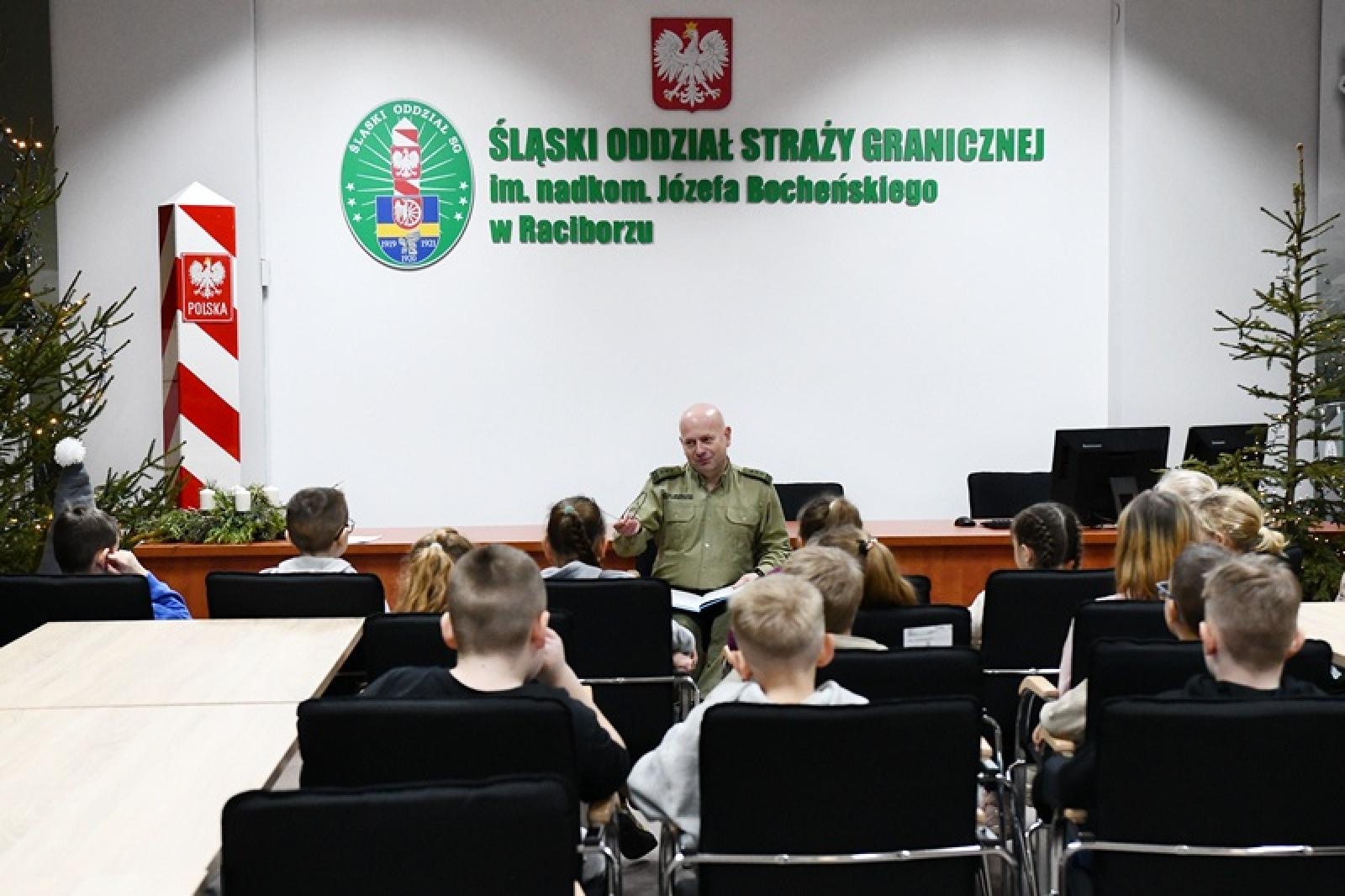 Zdjęcie w galerii na portalu naszraciborz.pl: Czytamy dzieciom w Śląskim Oddziale Straży Granicznej wiadomości z regionu