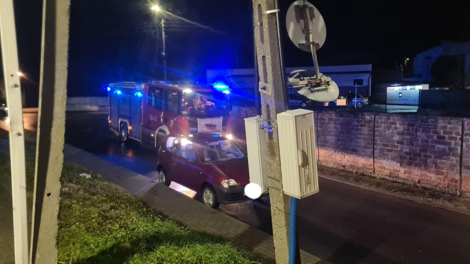 Zdjęcie w galerii na portalu naszraciborz.pl: Samochód zawisł na parkingu – skutki jazdy na podwójnym gazie w Krzanowicach wiadomości z regionu