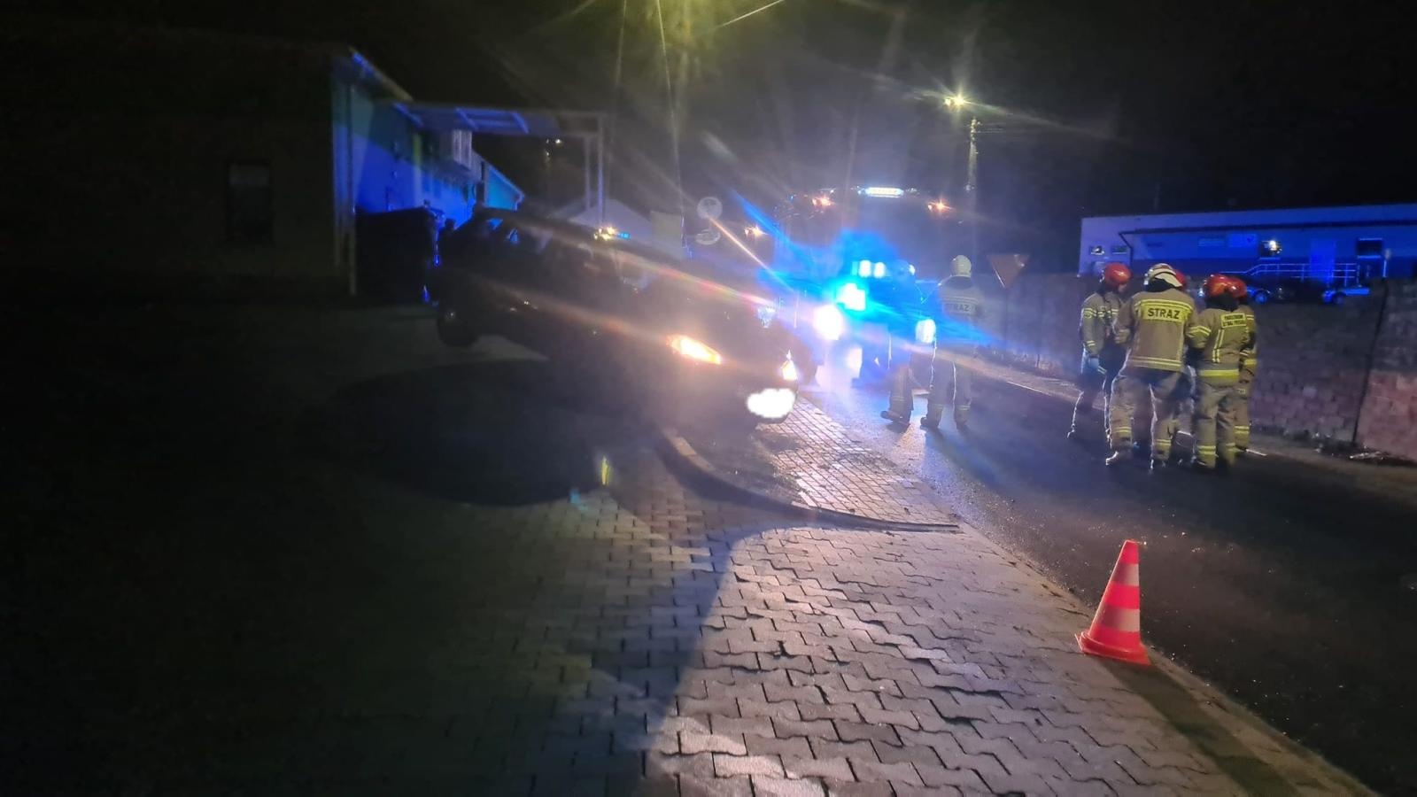 Zdjęcie w galerii na portalu naszraciborz.pl: Samochód zawisł na parkingu – skutki jazdy na podwójnym gazie w Krzanowicach wiadomości z regionu