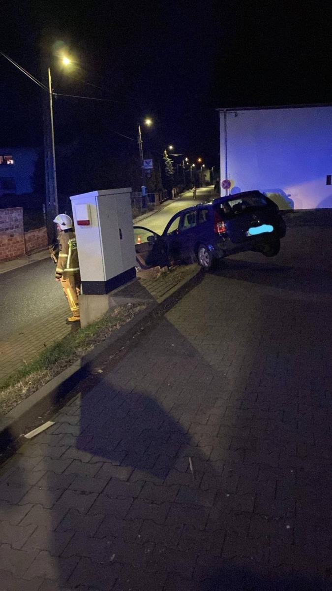 Zdjęcie w galerii na portalu naszraciborz.pl: Samochód zawisł na parkingu – skutki jazdy na podwójnym gazie w Krzanowicach wiadomości z regionu