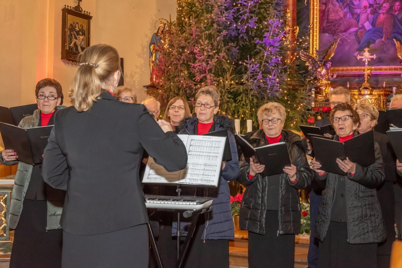 Zdjęcie w galerii na portalu naszraciborz.pl: Chór Cantate zaśpiewał w Bieńkowicach wiadomości z regionu
