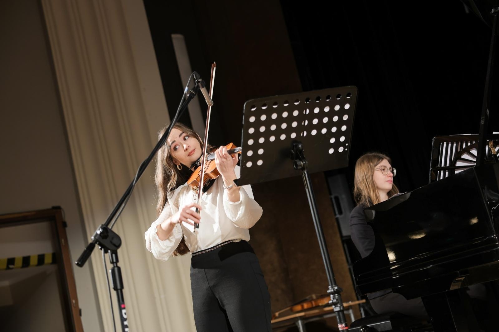 Zdjęcie w galerii na portalu naszraciborz.pl: Vivaldi, Paganini, Wieniawski, czyli SKRZYPCE na koncertach umuzykalniających w RCK wiadomości z regionu