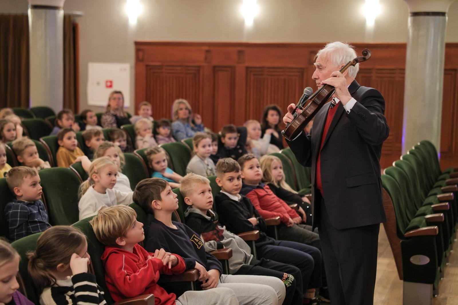 Zdjęcie w galerii na portalu naszraciborz.pl: Vivaldi, Paganini, Wieniawski, czyli SKRZYPCE na koncertach umuzykalniających w RCK wiadomości z regionu