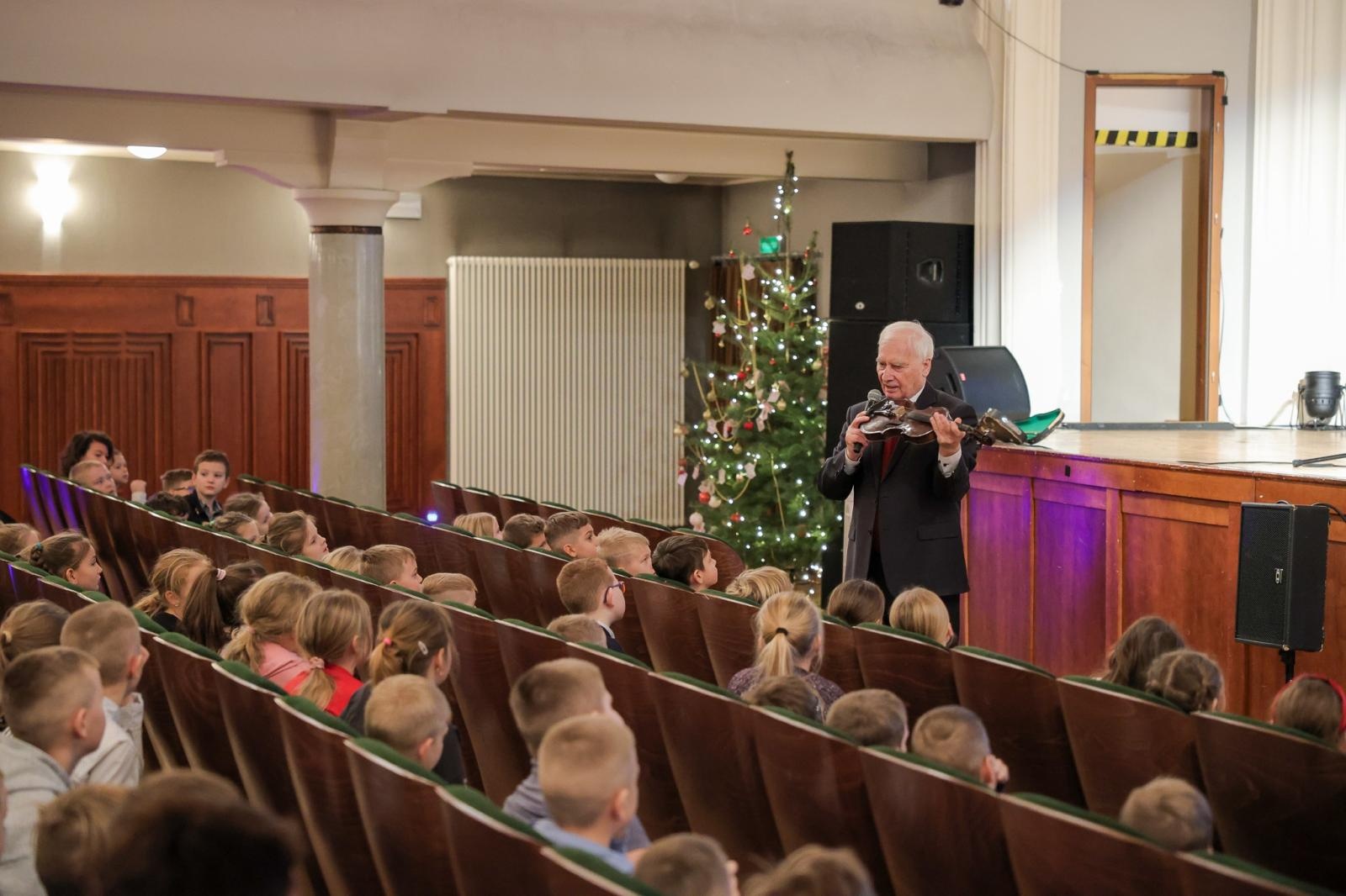 Zdjęcie w galerii na portalu naszraciborz.pl: Vivaldi, Paganini, Wieniawski, czyli SKRZYPCE na koncertach umuzykalniających w RCK wiadomości z regionu