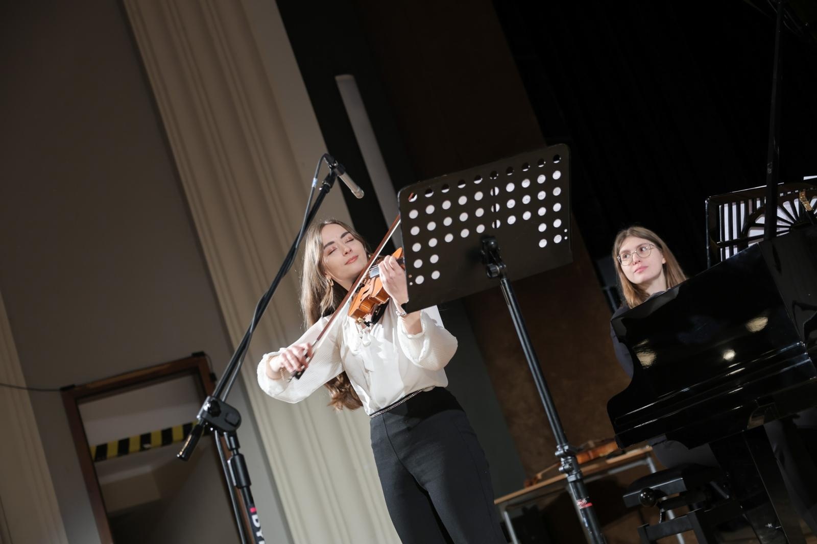 Zdjęcie w galerii na portalu naszraciborz.pl: Vivaldi, Paganini, Wieniawski, czyli SKRZYPCE na koncertach umuzykalniających w RCK wiadomości z regionu